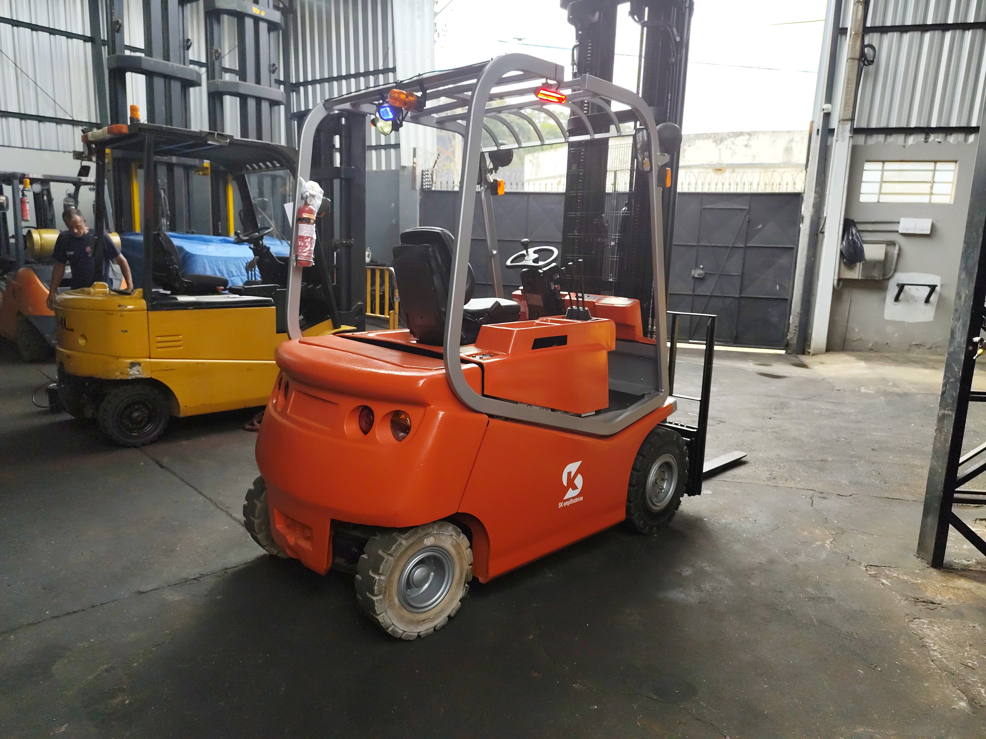 BT Empilhadeira Contrabalançada Elétrica 2,5 ton