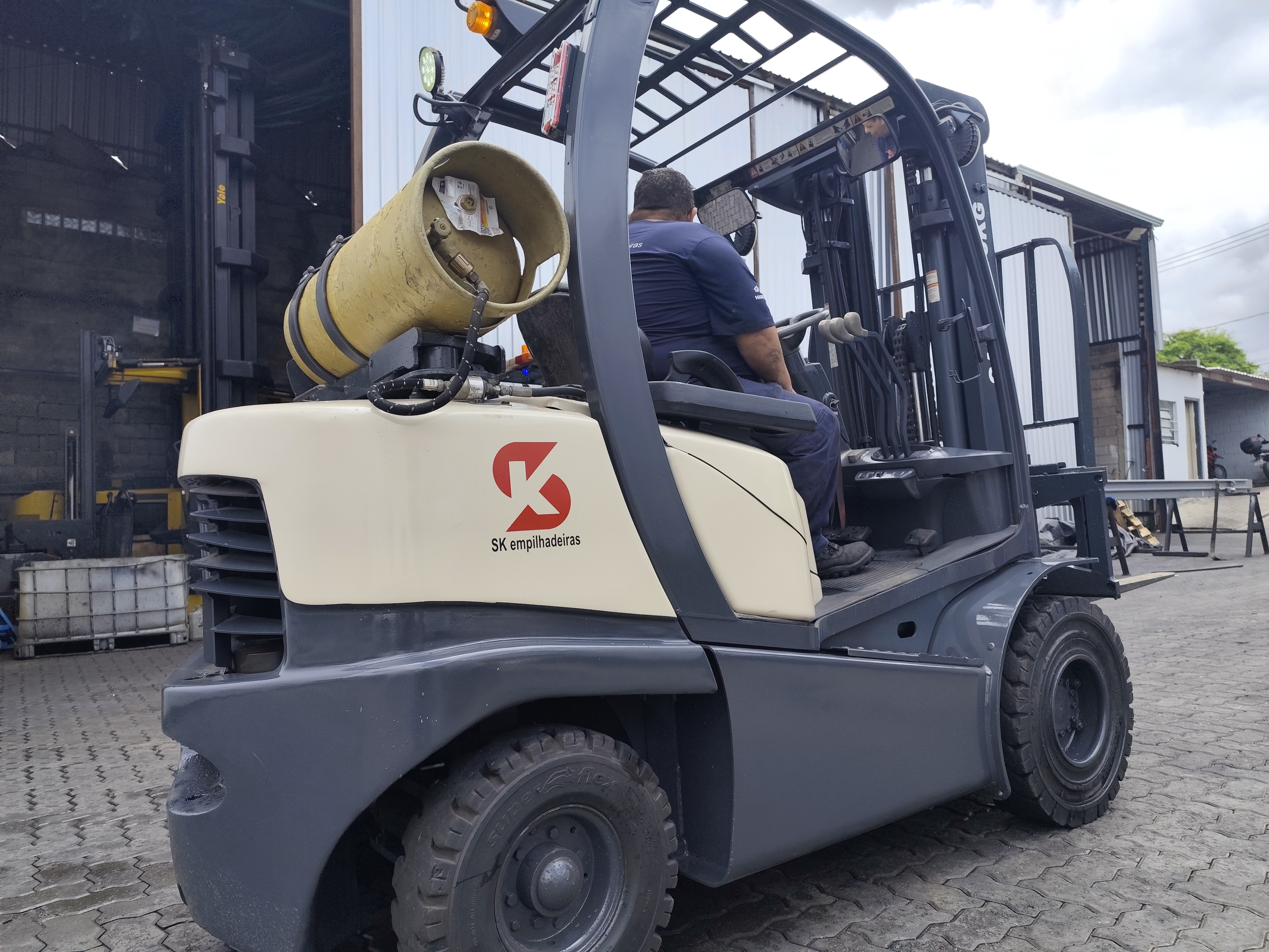 Empilhadeira C5 Crown 2,5t – Elevação 4,8m (Ano 2016 - Reformada)